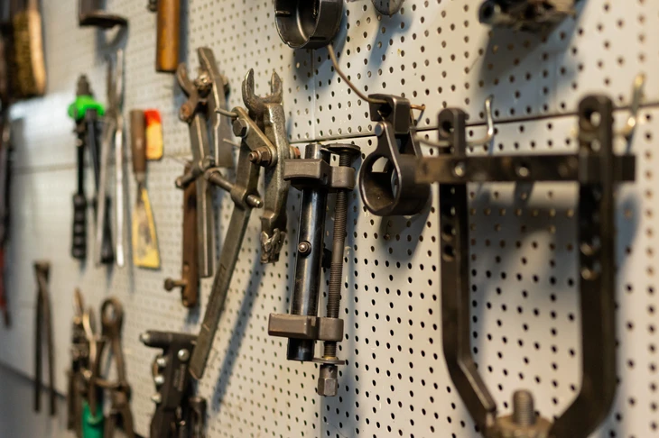 Atelier intérieur avec établi organisé, artisan absent