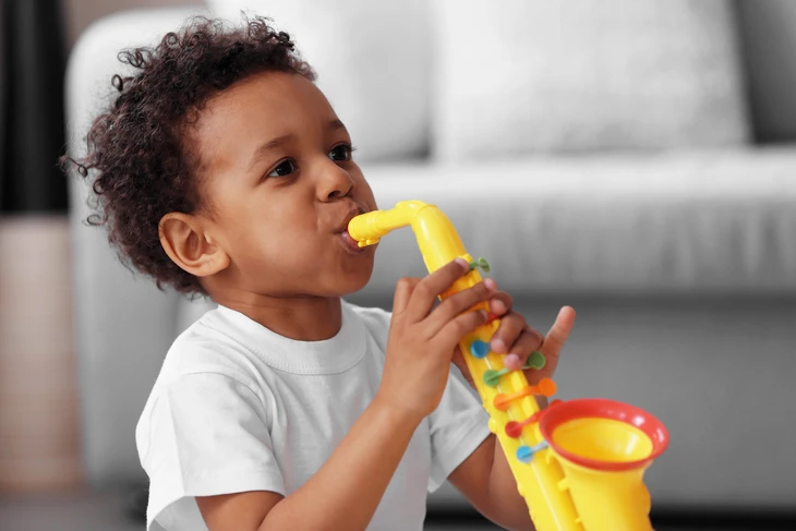 Petit garçon jouant avec un jouet musical