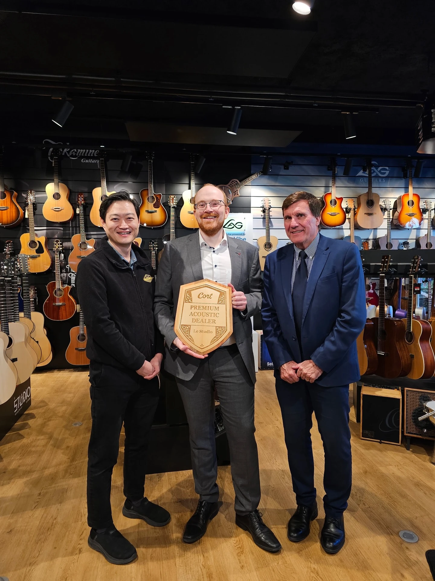 Atelier de lutherie en intérieur avec éclairage bleuté artistique